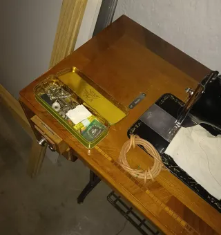 Máquina de coser Alfa con complementos y funcional