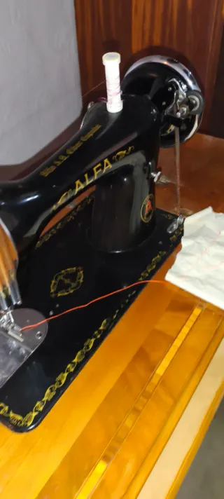 Máquina de coser Alfa con complementos y funcional