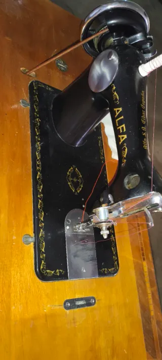 Máquina de coser Alfa con complementos y funcional