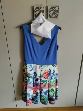Vestido azul con estampado floral
