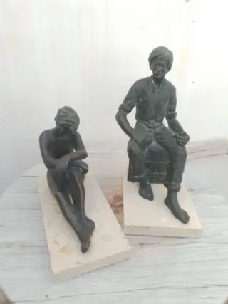 2 Figuras de Bronce Sentadas