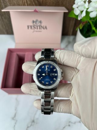 Elegante reloj Festina para mujer.