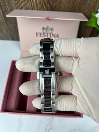 Elegante reloj Festina para mujer.