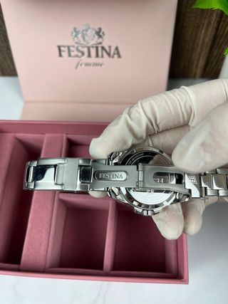 Elegante reloj Festina para mujer.