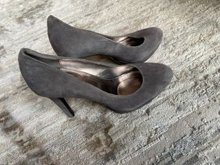 Zapatos de tacón Calvin Klein ante grises