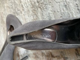 Zapatos de tacón Calvin Klein ante grises