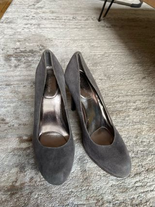 Zapatos de tacón Calvin Klein ante grises