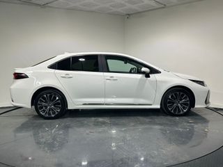 Toyota Corolla Sedán 140h Style Plus.
