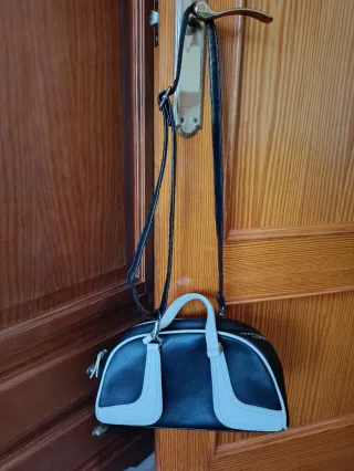 Bolso de hombro negro y blanco