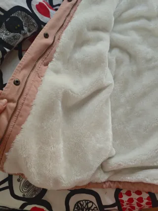 Abrigo rosa con capucha y forro blanco