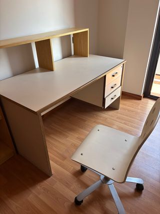 Scrivania con cassetti e ripiano