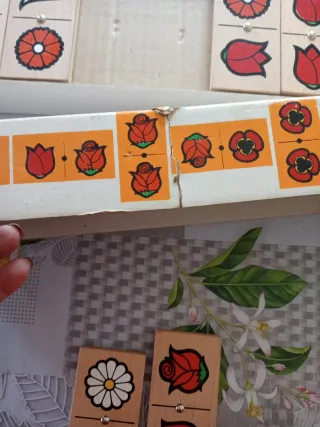 Dominó de madera con flores