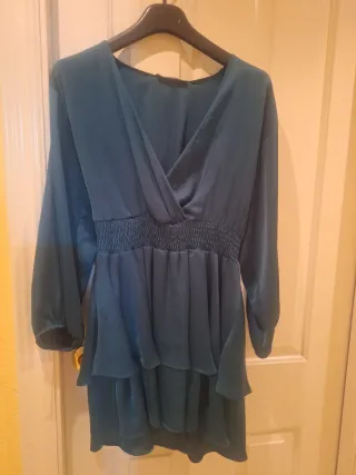 Vestido verde azulado con volantes