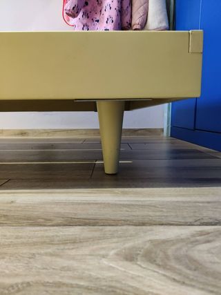 Letto per bambini in legno con testata.