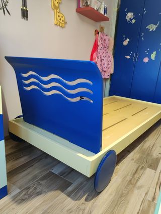 Letto per bambini in legno con testata.
