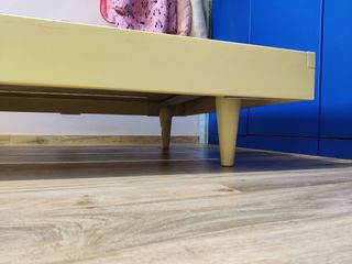 Letto per bambini in legno con testata.