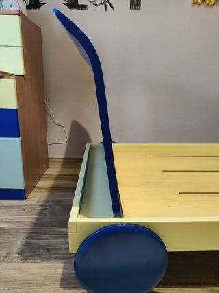 Letto per bambini in legno con testata.