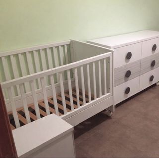 Cuna y cómoda blanca para bebé