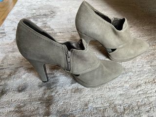 Botines de ante grises con tacón