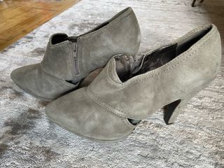 Botines de ante grises con tacón