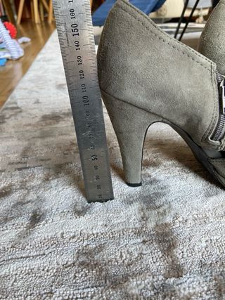 Botines de ante grises con tacón