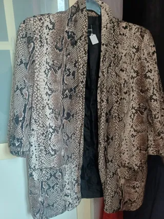 Americana mujer estampado serpiente