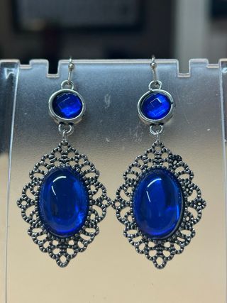 Pendientes largos plateados con piedra azul