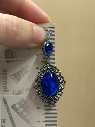 Pendientes largos plateados con piedra azul