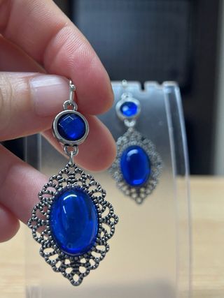 Pendientes largos plateados con piedra azul