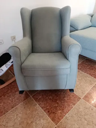 Sillón mecedora de tela gris