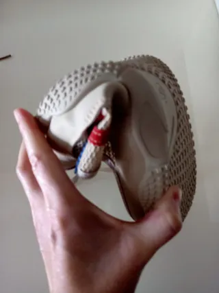 Bambas beige y moradas.