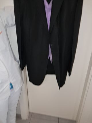 Traje de novio negro con chaleco morado