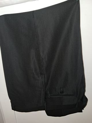 Traje de novio negro con chaleco morado