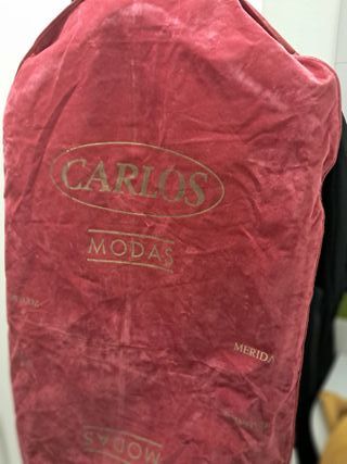 Traje de novio negro con chaleco morado