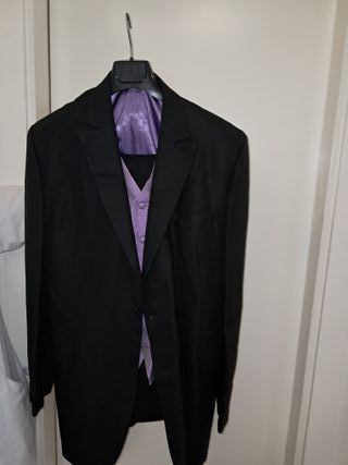 Traje de novio negro con chaleco morado