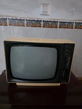 Televisor antiguo beige