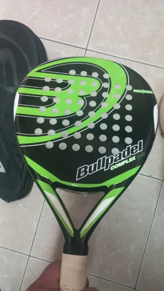 Pala de pádel Bullpadel + funda