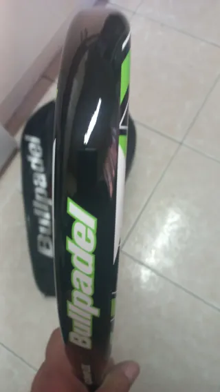 Pala de pádel Bullpadel + funda