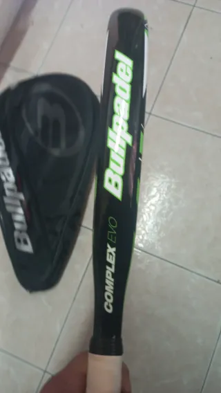 Pala de pádel Bullpadel + funda