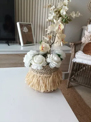 Centro de mesa decorativo beige y blanco