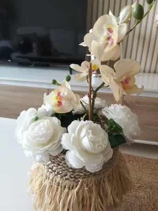 Centro de mesa decorativo beige y blanco