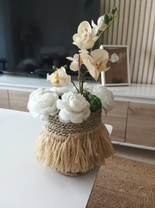 Centro de mesa decorativo beige y blanco