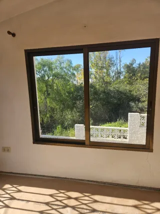5 Ventanas aluminio con persiana y reja y 2 balcon