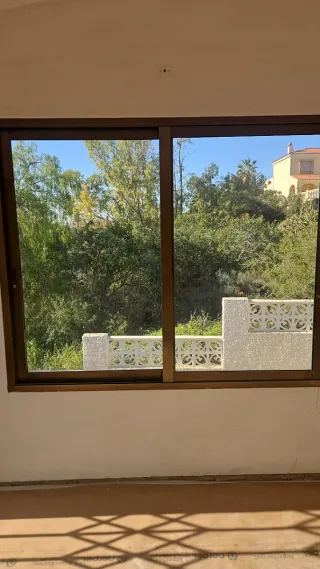 5 Ventanas aluminio con persiana y reja y 2 balcon