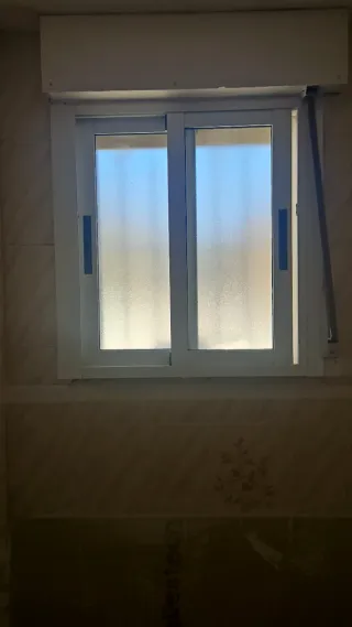 5 Ventanas aluminio con persiana y reja y 2 balcon