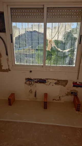 5 Ventanas aluminio con persiana y reja y 2 balcon