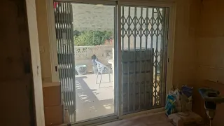 5 Ventanas aluminio con persiana y reja y 2 balcon