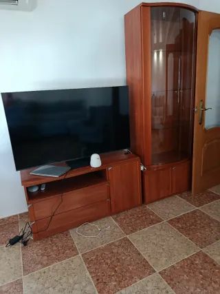 Aparador de madera con vitrina