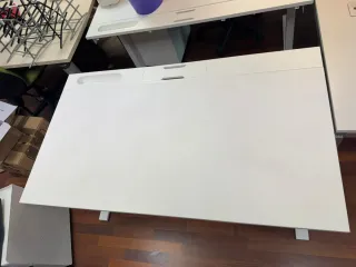 Mesas de oficina blancas