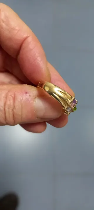 Sortija antigua dorada  piedras colores.